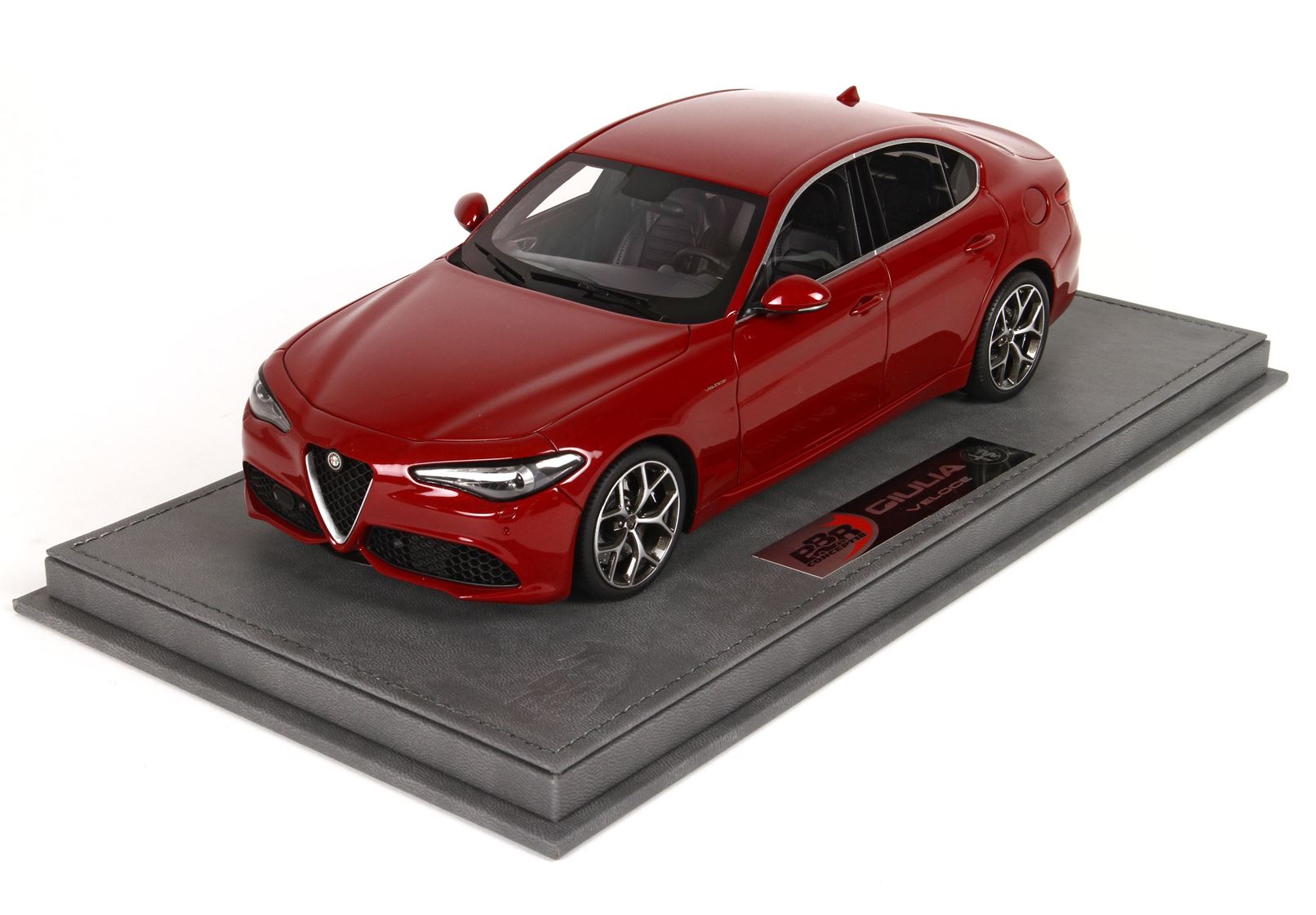 Il filo rosso alfa. Модель Alfa Romeo Giulia 1/43. Модель Альфа Ромео 1 43. Alfa Romeo Giulia моделька.